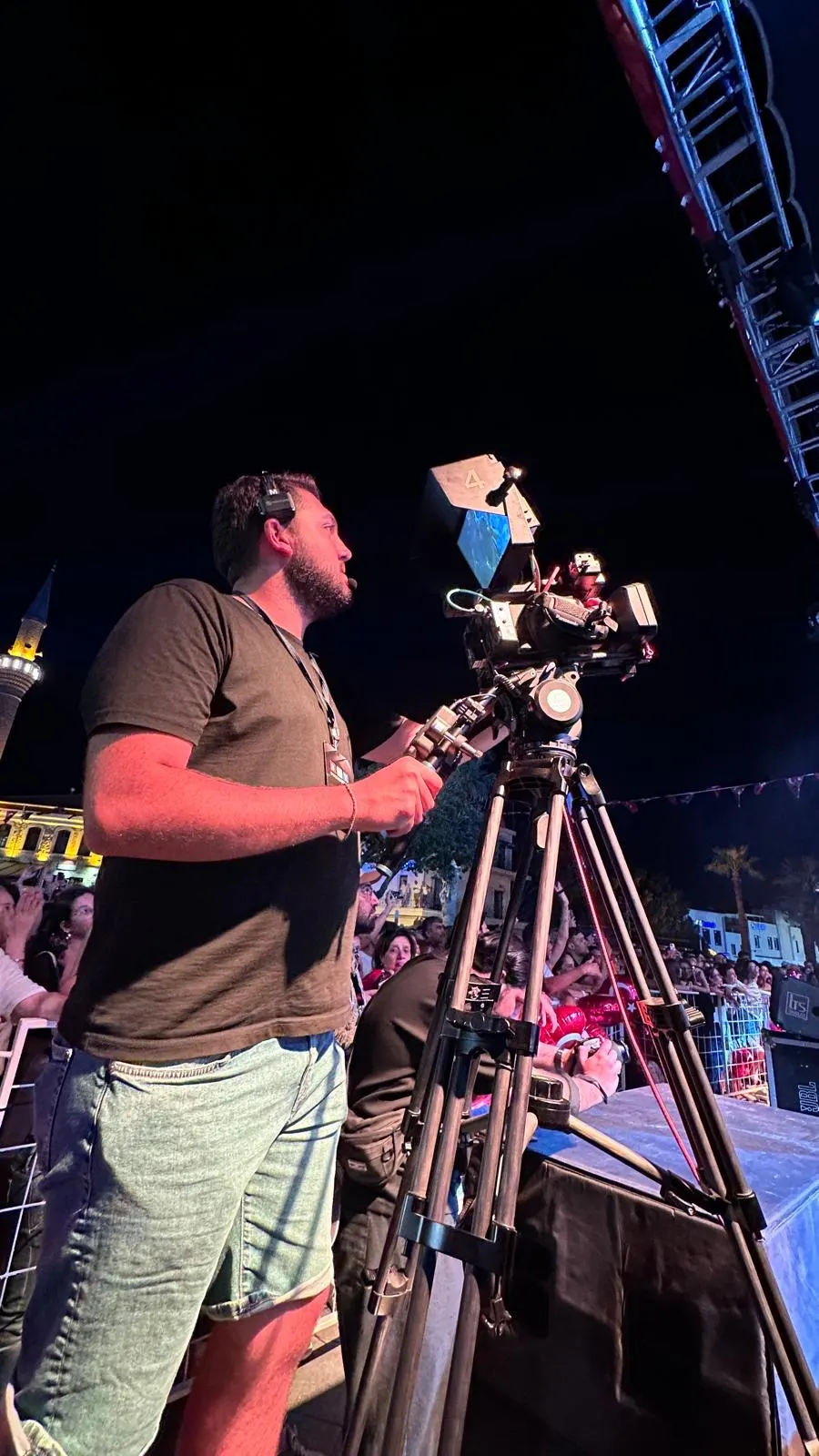 Gece konserinde sinema kamerasıyla çekim yapan operatör