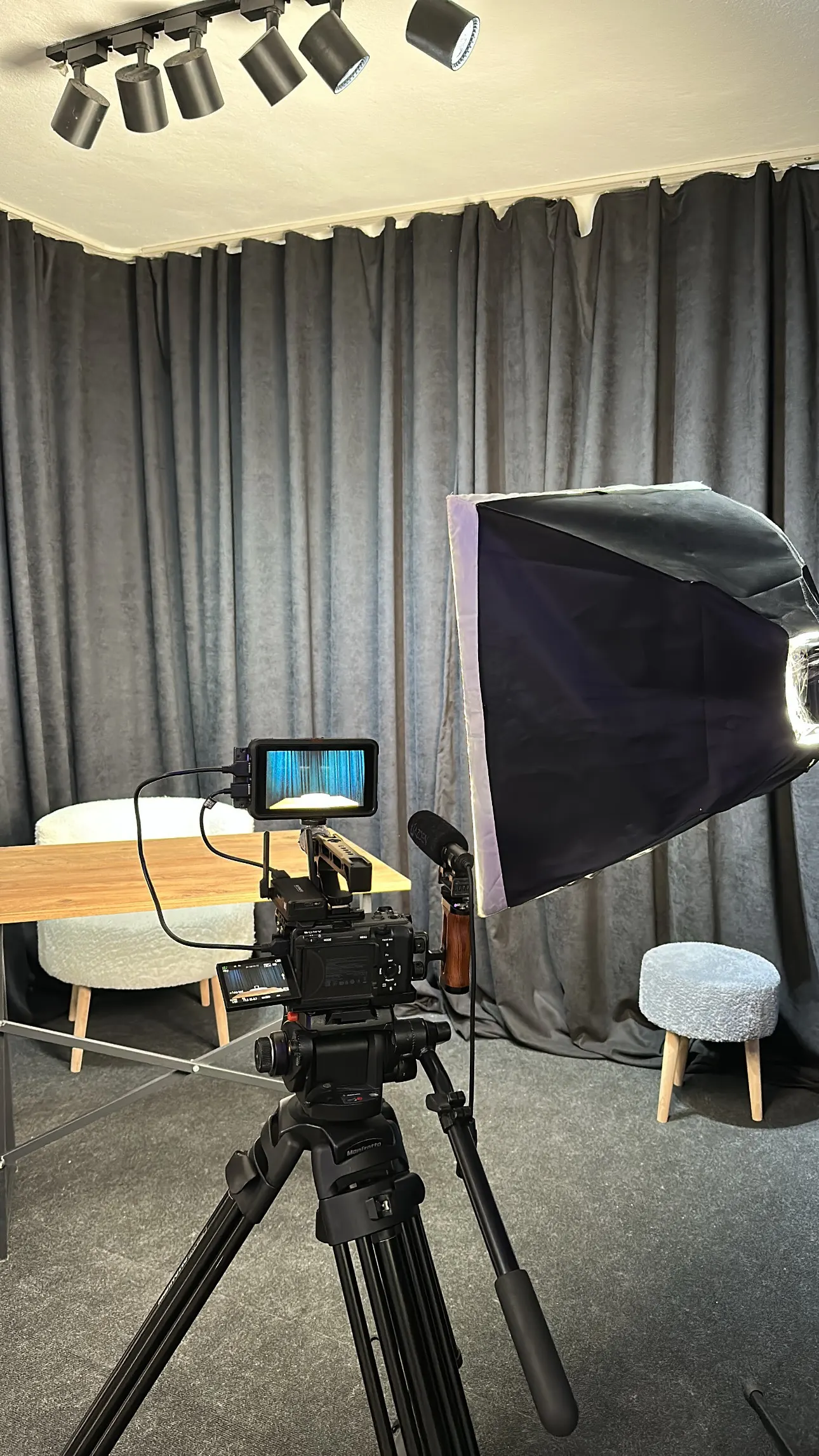 Röportaj kurulumu: softbox ışık, kamera ve oturma düzeni