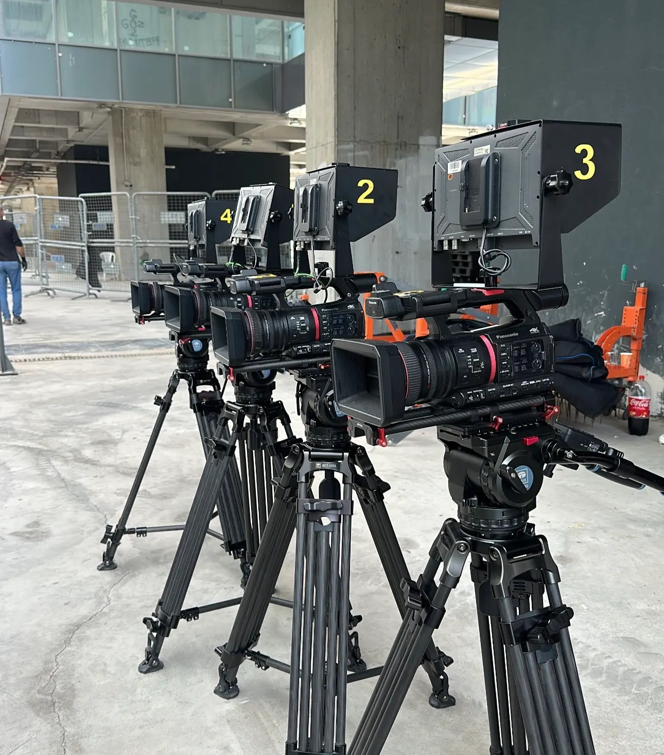 Numaralandırılmış üç yayın kamerası, tripod ve teleprompter kurulumu