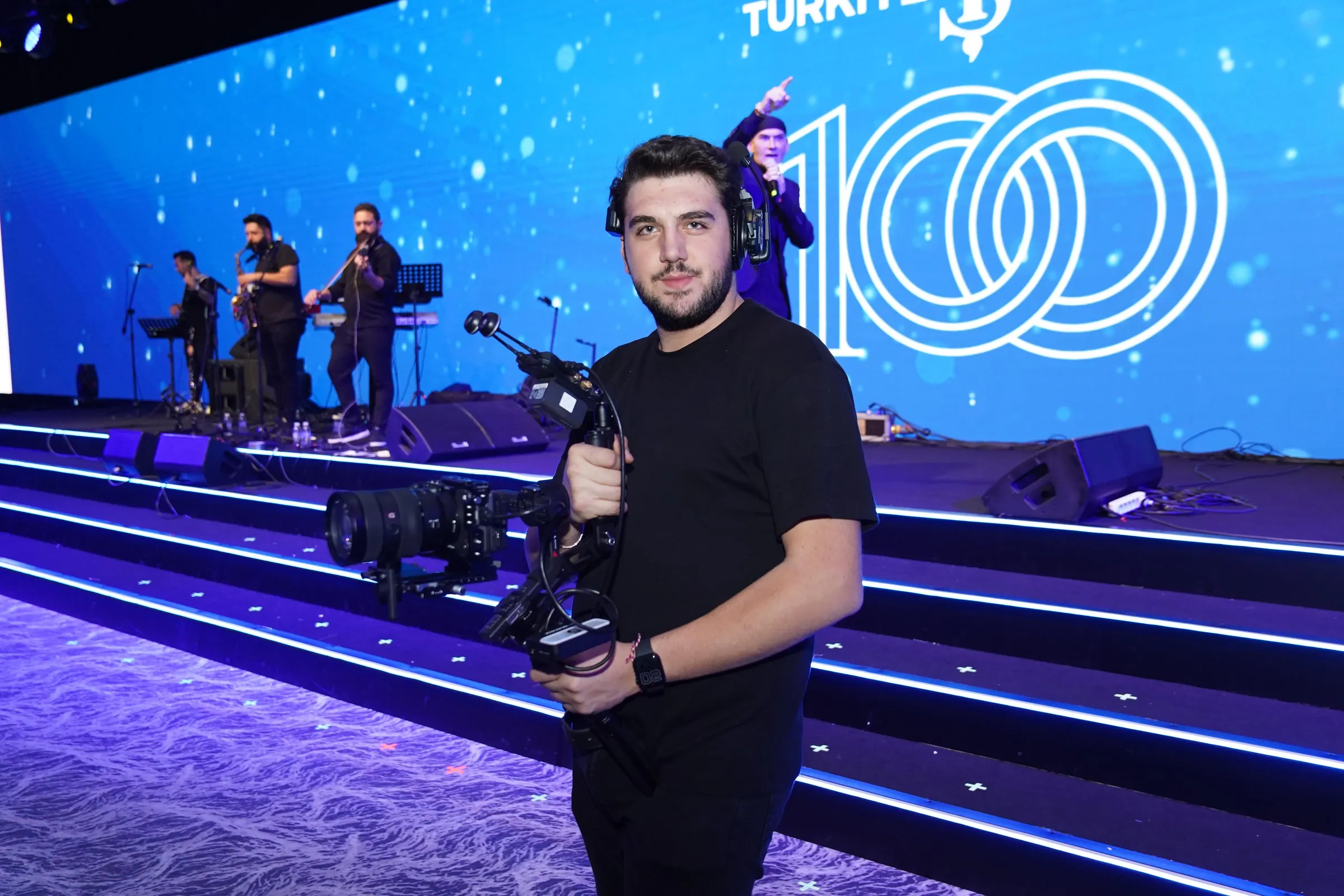 Furkan Kayanoğlu with his camera at a stage shoot
